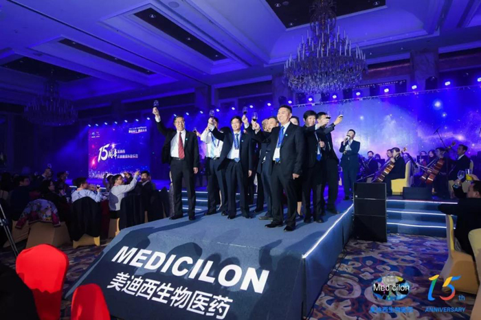 九游游戏网站（中国）股份有限公司官网CEO陈春麟携高管团队敬酒