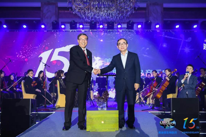 九游游戏网站（中国）股份有限公司官网CEO陈春麟（左）与恒瑞集团董事长孙飘扬（右）合影